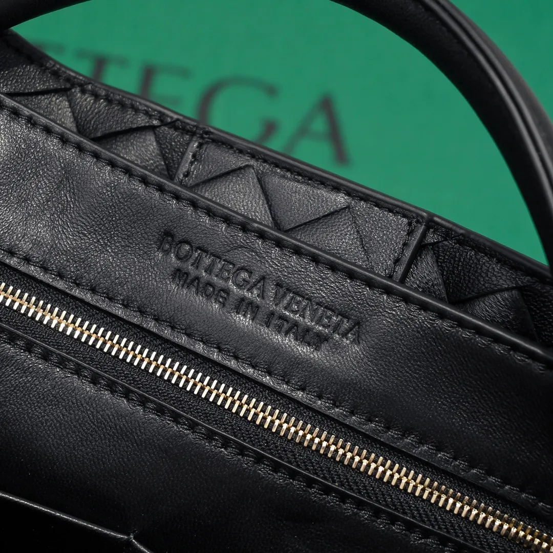 Batch 2460 BOTTEGA VENETA 2024 spring and summer new small ANDIAMO chain bag is also available! 🔥🔥I believe many friends have been waiting for a long time. The metallic chain adds a touch of sophistication to the original softness and elegance of Andiamo. The collision of classic craftsmanship and elegance creates a different kind of beauty. Style number: 6009 Size: 32*24*12cm